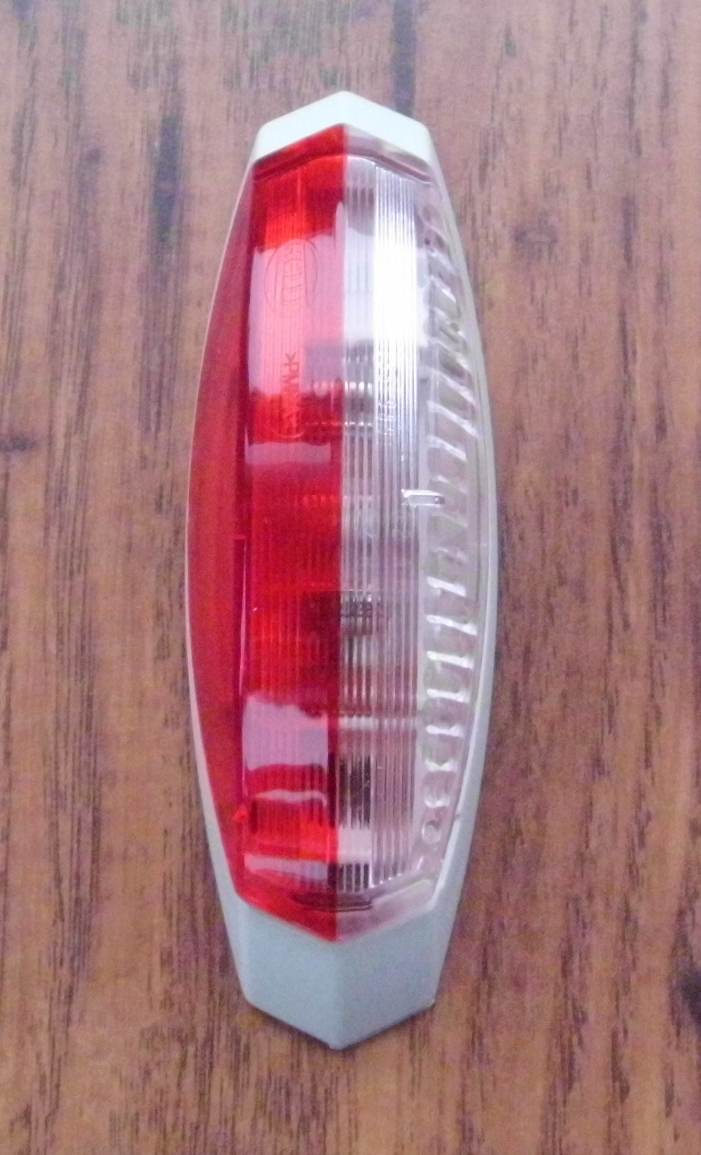 Umrißleuchte rechts r/ w oval Begrenzungsleuchte Hella 12V Sockel weiß 46908r5 N